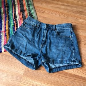 AE medium wash denim mom short